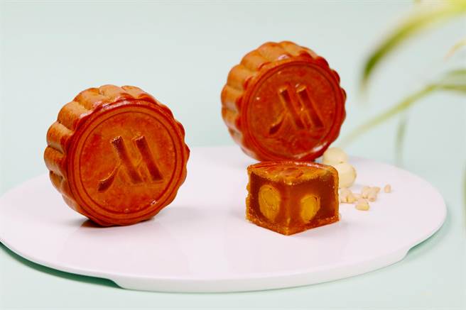 「雙黃棗泥」，特選紅棗、黑棗去籽搗泥，搭配濃郁雙蛋黃，互為搭配帶出多層次風味，飄散淡淡香氣，特別有中秋節慶感。（高雄萬豪提供）