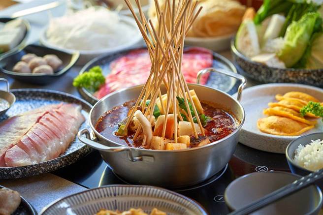 「麻香串串锅」以主厨熬制浓郁高汤打底，再淋上禾私房香辣红油，搭配严选串串食材。（民眾提供／冯惠宜台中传真）