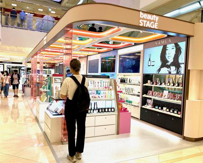 （疫後新北百貨買氣動起來，比漾一樓改裝奏效，大增頂級客與年輕客。圖／李麗滿）