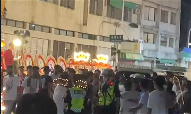 高雄市左营区一家宫庙于7月17日举办宫庙活动，在海平路上有2名互相认识的民眾发生口角与推挤。警方见状立即拉开双方。（翻摄照片／林瑞益高雄传真）