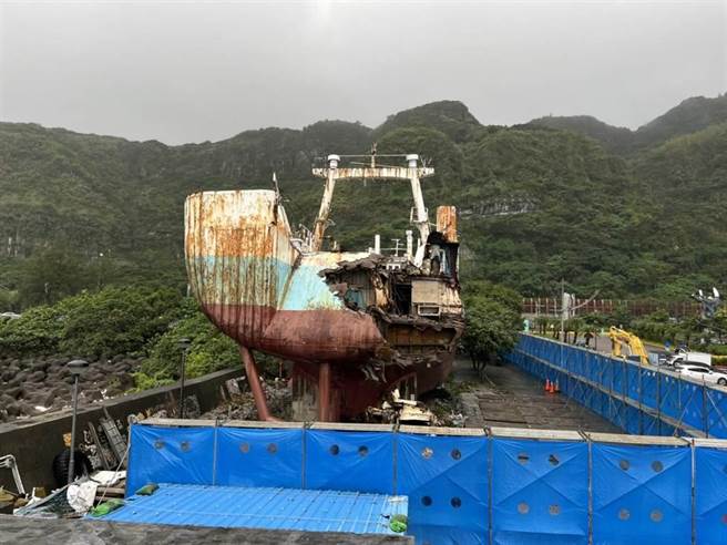 基隆八斗子渔港碧砂泊区观光地标「海功号」船体腐蚀严重，各单位研议后，去年进行拆除。（读者提供／陈彩玲基隆传真）