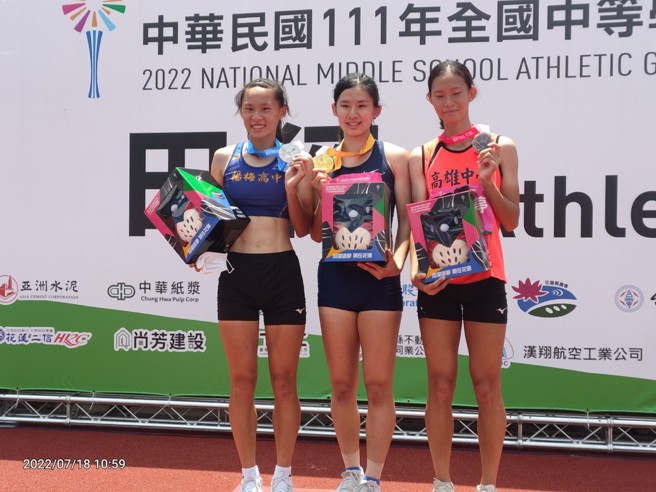 许乐(中)在花莲全中运逆风中夺冠，今年继身心障碍运动会与听障奥运之后，夺下第三场赛事冠军。