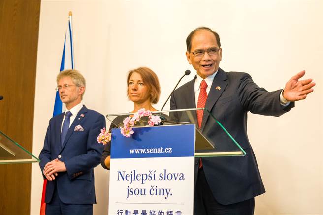 立法院长游锡堃率团出访捷克，游锡堃今（18日）透过脸书表示，已经抵达捷克首都布拉格机场，睽违2年与捷克参议长韦德齐终于在捷克见面。（摘自脸书）