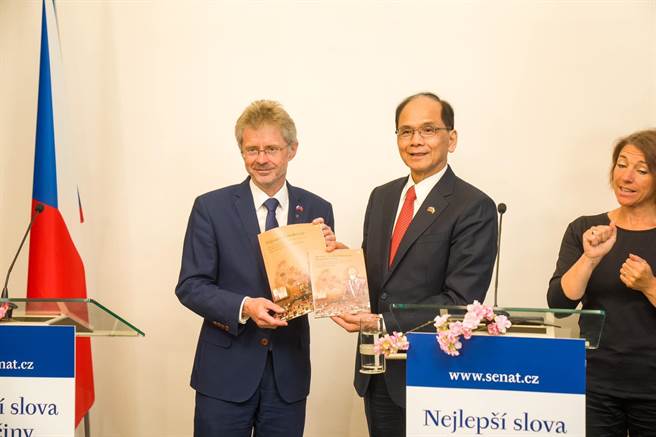 立法院长游锡堃率团出访捷克，游锡堃今（18日）透过脸书表示，已经抵达捷克首都布拉格机场，睽违2年与捷克参议长韦德齐终于在捷克见面。（摘自脸书）