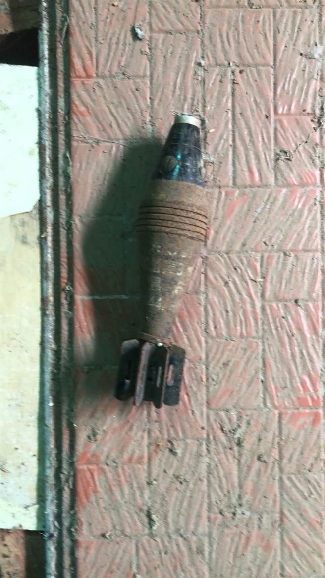 谢姓男子整理父亲遗物发现有未爆弹。（翻摄照片／李京升苗栗传真）