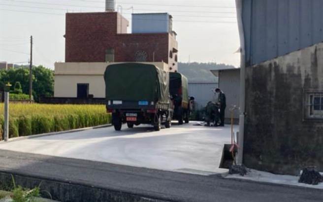军方未爆弹处理小组到场处理。（翻摄照片／李京升苗栗传真）