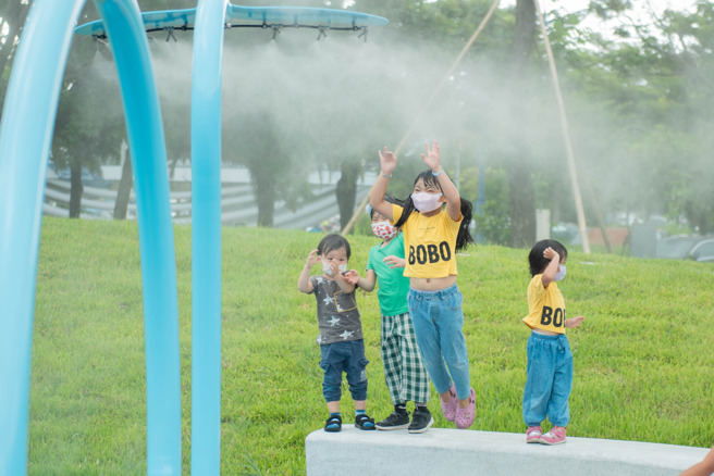今（18）日台南市长黄伟哲也在脸书上分享出许多家长带着孩子到场游玩的照片，从照片中可以看到许多民眾带着家人和乐融融的在公园游玩。（取自黄伟哲脸书）