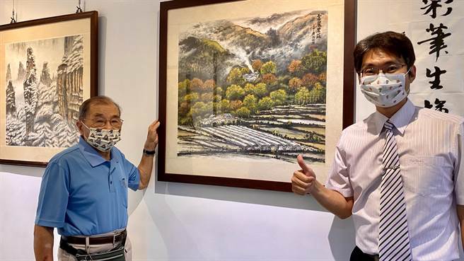 高龄90岁的业余画家陈兆熊（左）近日受邀回乡到六甲区公所松鹤艺文走廊开画展。（读者提供／张毓翎台南传真）