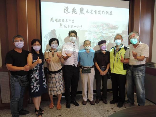 六甲区长陈启荣（左四）表示，这次展出陈老师独到的泼洒晕染技法，展期至今年10月14日止，欢迎市民朋友蒞临欣赏。（六甲区公所提供／张毓翎台南传真）
