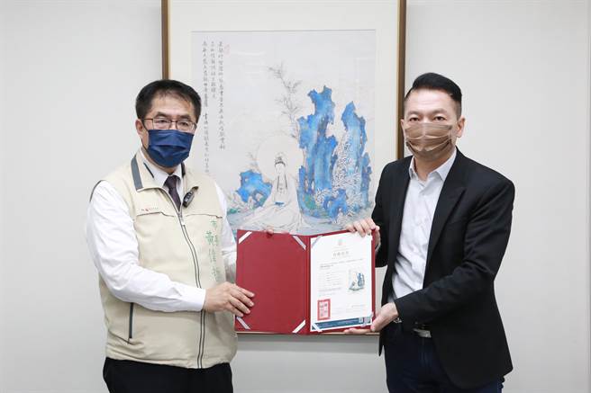 由夏荆山文化艺术基金会出借的夏荆山着名代表作〈青石观音〉今日在台南民治市政中心的市长室揭画。（台南市政府提供／张毓翎台南传真）