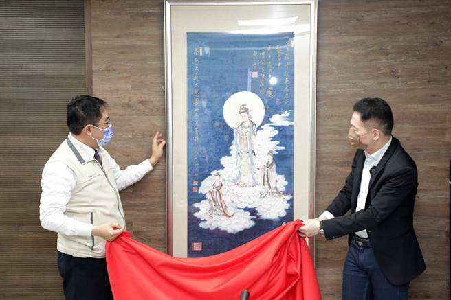 另一幅夏荆山名作〈金禧大千观音像〉今日在永华市政中心的市长室揭画。（台南市政府提供／张毓翎台南传真）