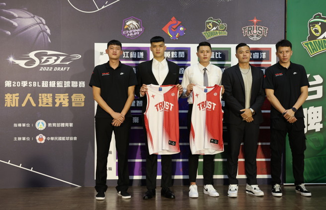 第20届SBL选秀会台银选择沈睿洋（左二）、周日腾（中）。（中华篮协提供）