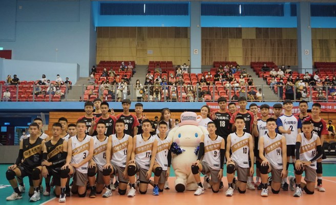 丰原高商、内湖高中两队球员跟大耳狗合照。(中华文化教育暨体育交流促进会提供)