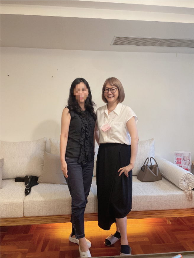 59歲崔麗心笑容依舊甜美。（圖／FB@成美健康集團）