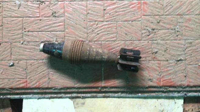 苗栗县警察局苗栗分局18日接获谢姓男子报案，称家中发现1枚疑二战期间留下的未爆弹，员警到场立即疏散住户，并联繫军方人员到场移除。（图/ 中央社）
