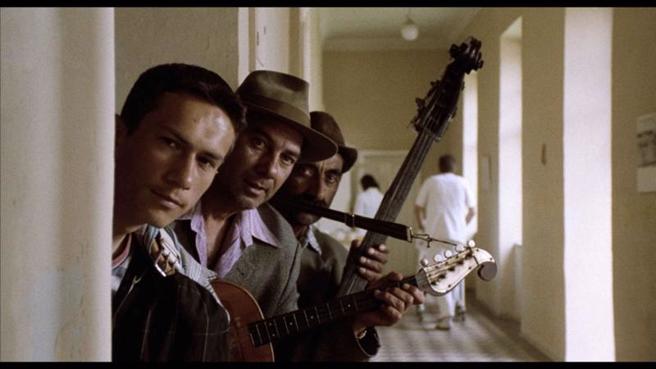 经典电影「黑猫白猫」以吉普赛人为主角，看似轻巧欢乐，但同时在嬉笑怒骂间，展现出许多身处国家的现实面，4K数位修復版继去年坎城影展世界首映后，8月将抢先亚洲在台湾上映。（图/ 中央社）