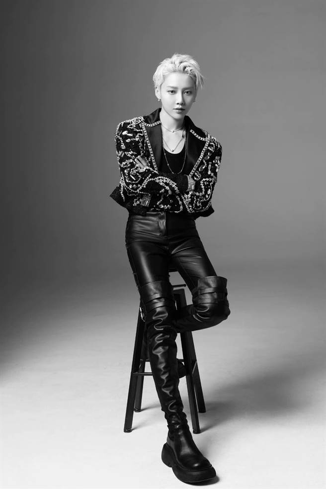 刘雨昕身着重工钉珠夹克，造型帅气十足。(SM娱乐X刘雨昕工作室提供)