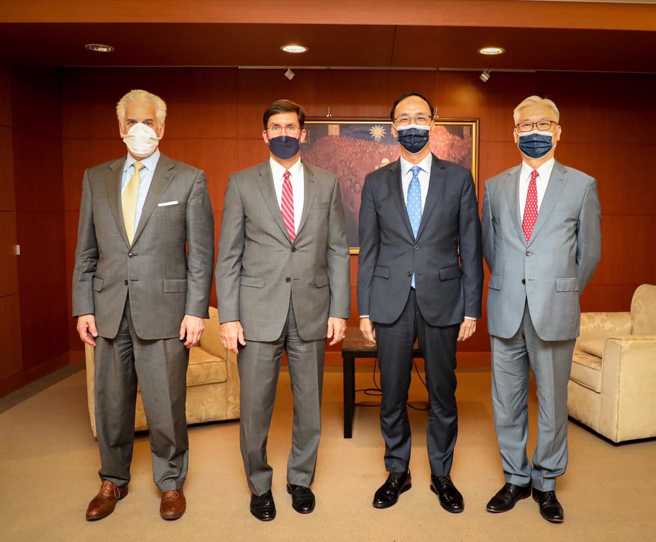 中国国民党主席朱立伦今(18)日傍晚于中央党部会见华府智库「大西洋理事会」(Atlantic Council) 筹组之高阶访问团，成员包括美国前国防部长艾斯培 (Hon. Mark T. Esper，左二)、大西洋理事会资深副会长博贝利 (Barry Pavel，左一)。（中国国民党文传会提供）