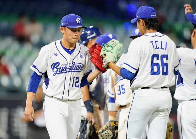 富邦悍將投手李子強原本使用淺藍色手套，但一登板就被要求更換手套。（富邦悍將提供）