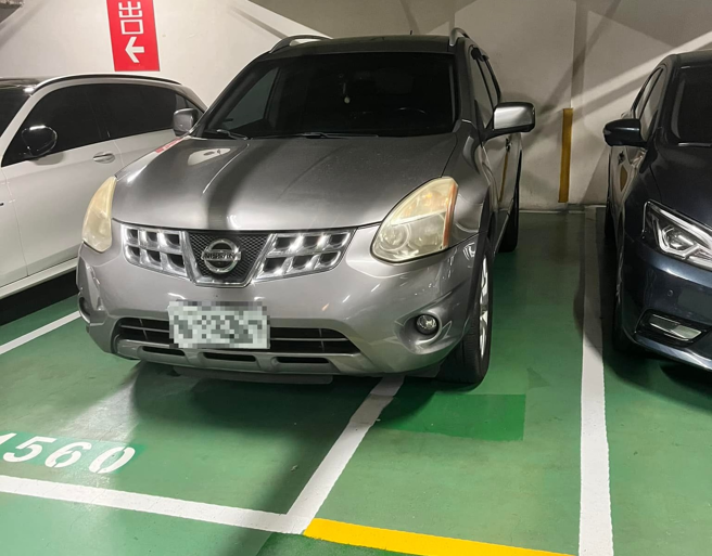 人妻上網PO上1張「車子聽歪」照片，大酸技術差，反遭網友砲轟「又一個想被公審」。（翻攝自臉書爆料公社公開版）