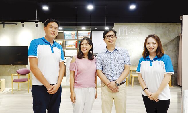 艺人陈宥心、医师林旸朝分享孕妈咪选床全攻略，让全家人轻轻松松睡好觉做好梦。图／业者提供