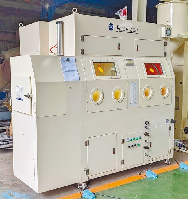 大锼科技「加压式无尘室专用喷砂机」为电子、半导体零件表面清洁作业中产生的镀层以及附着物之表面处理最佳利器。图／大锼科技提供