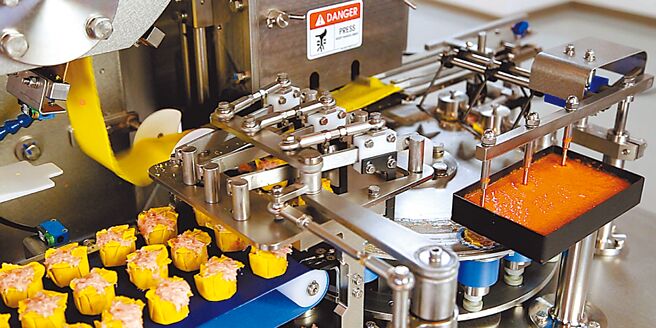 安口全自動三聯式燒賣機每小時可生產9千顆燒賣，能協助食品廠提升冷凍燒賣日產量，協助食品代工廠大量製作熟食燒賣，或滿足各連鎖餐飲店訂購量。圖／業者提供