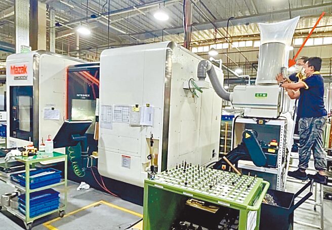 志泰公司销售油雾回收机，确保过滤效果及延长过滤筒的寿命，内部三道过滤层的设计，採用抽取及清洗皆方便的抽屉式设计，使用前后可改善约99％。图／志泰公司提供