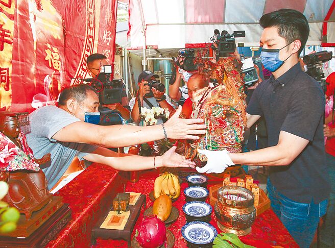 國民黨台北市長參選人蔣萬安（右）17日出席「恭迎台北安西媽祖會口罩媽祖駐駕吉慶」活動。（陳俊吉攝）