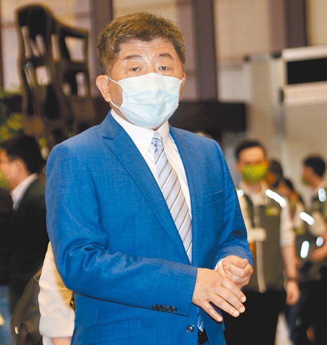 民进党台北市长参选人陈时中17日出席全代会，受访表示举办任何论坛要看价值是否存在，若没有办的价值或效果，就不用办了。至于是否会喊「两岸一家亲」，他秒回「不会」。（陈君玮摄）