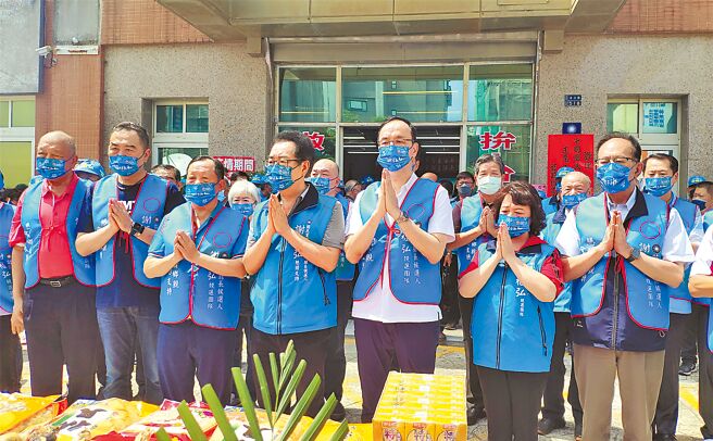 国民党主席朱立伦（右三）17日南下苗栗主持党部主委交接仪式，他称锺东锦若参选到底，一定会维护党纪，但仍会尽力劝退锺回归团结。（李京升摄）