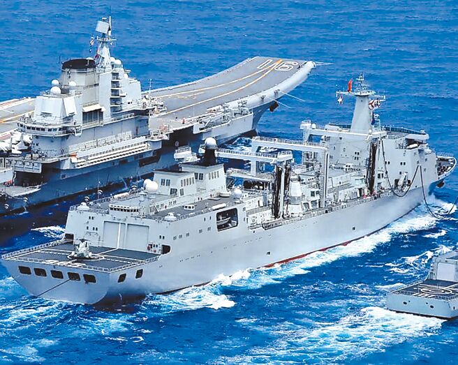 中共遼寧號航母艦隊5月在東太平洋等海域演訓。圖為901型大型綜合補給艦呼倫湖艦為遼寧艦進行海上補給。（摘自中國軍網）