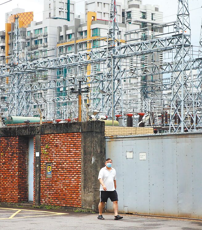 現在電力供應吃緊又面臨降載，每天備轉容量數字「只是讓人安心」，但實則備轉容量發揮不出應有的功能。圖為民眾經過林立的電塔。（本報資料照片）