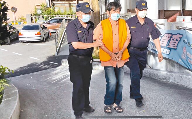 狗吠讓鄰居間長期有嫌隙，邱男（中）行凶後遭警方逮補。（警方提供／呂筱蟬桃園傳真）