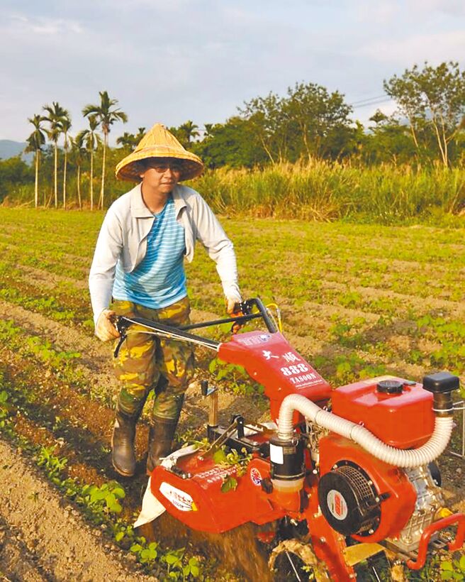 熱愛花蓮的林奐慶在光復鄉種植大豆，不僅在當地推動有機雜糧生產機械化，逐步構建有機大豆機械化耕作，更用代耕租借協助農友耕作，榮獲第6屆百大青農殊榮。（花蓮縣政府提供／羅亦晽花蓮傳真）