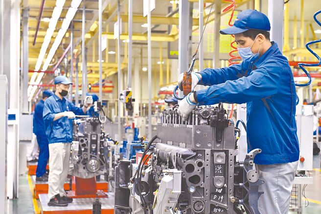 大陆国资委近日举办央企负责人研讨班，强调要在解决「卡脖子」问题上取得更大突破。图为山东潍坊的潍柴集团总装工厂。（新华社）