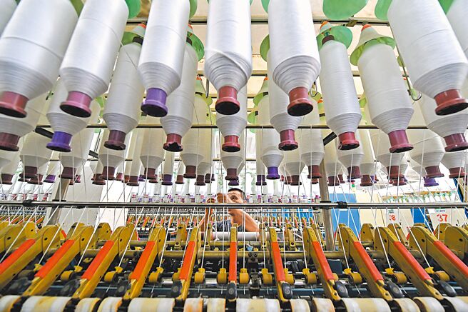 北京清华大学经济学研究所副所长戎珂近日发布《中国产业互联网生态发展报告》，预估至2035年，工业互联网将占中国整体GDP约21％。图为泉州一家工厂的流水线作业情形。（中新社）