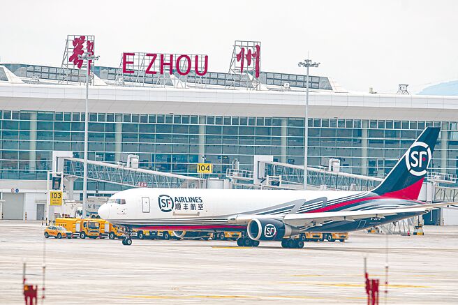 大陆首个专业货运机场在湖北建成投运。17日顺丰航空的全货机在鄂州花湖机场滑行。（新华社）