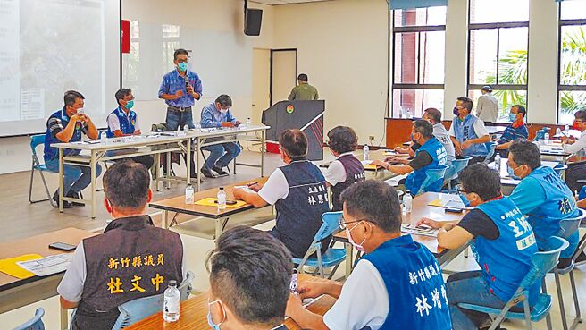 新竹县政府交旅处举办新竹县轻轨地方说明会，与会民代和民眾提出宝贵意见，将纳入专业评估，整合进期末报告。（罗浚滨摄）