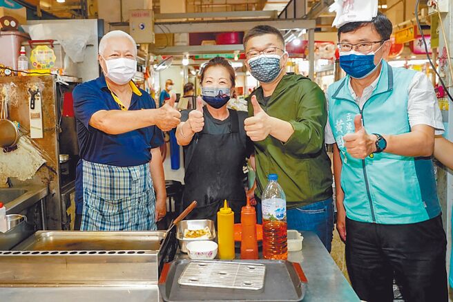 民进党台中市长参选人、立法院副院长蔡其昌（右二）在同党民代陪同下，17日到台中市建国市场寻求摊商支持，适逢周末假日买菜民眾多，支持者给予加油鼓励。（读者提供／张妍溱台中传真）