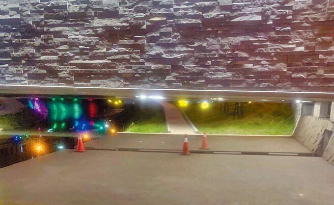 鹿港溪水岸廊道，南兴一号桥下空间，设计水沟和踏板石，发生踩滑板、骑自行车摔倒事故，县府已放置三角警示锥，并强调是人行步道，不能骑自行车和玩滑板等。（民眾提供／吴敏菁彰化传真）