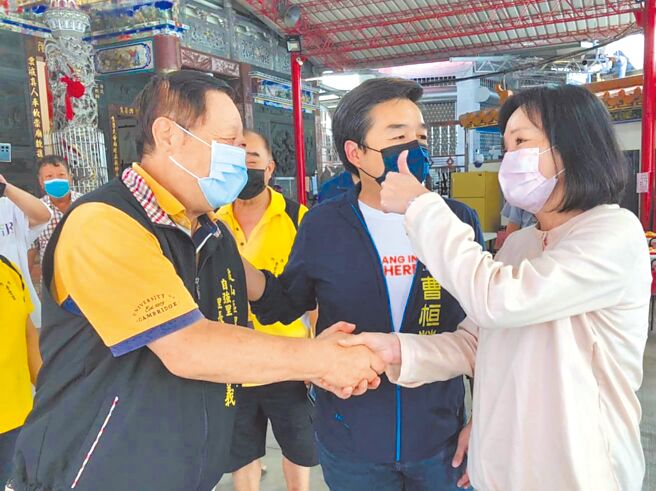 国民党高雄市长参选人柯志恩（右）17日在脸书质疑高雄市长陈其迈，若平常不经营关心，选举才来踩点拔桩，这不该是父母官应有的表现吧？（撷取自柯志恩脸书）