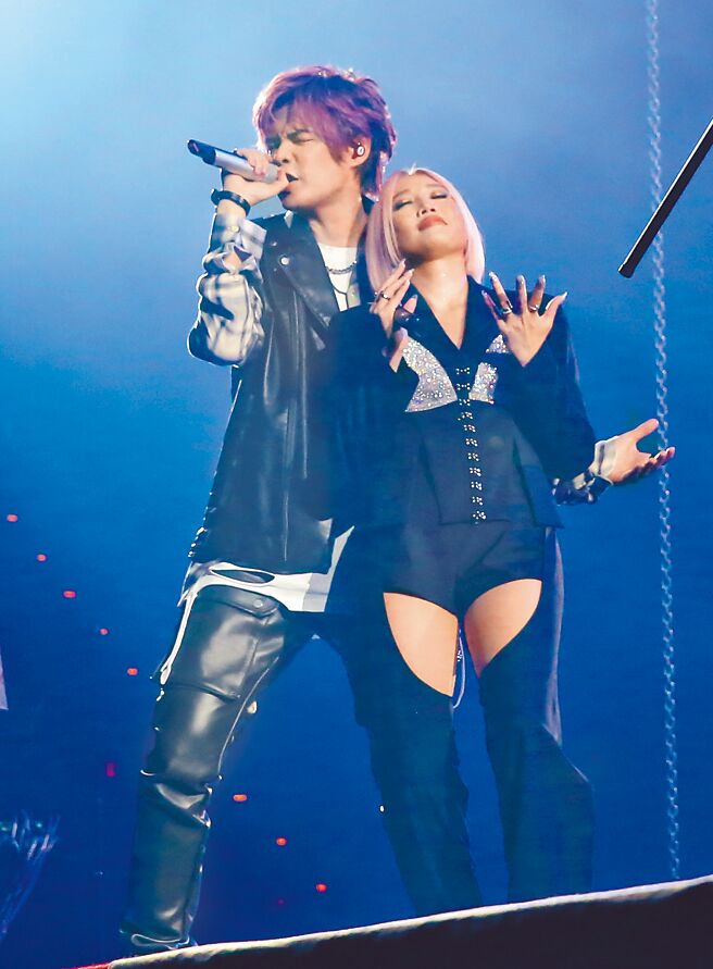 A-Lin（右）昨邀八三夭樂團當嘉賓，與阿璞激情對唱。（陳俊吉攝）