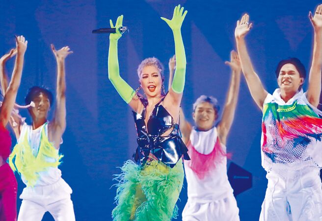 A-Lin（左）昨在台上勁歌熱舞。（陳俊吉攝）