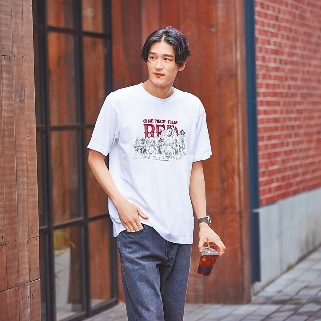UNIQLO与《航海王》联名T恤「ONE PIECE FILM RED」，590元。（UNIQLO提供）
