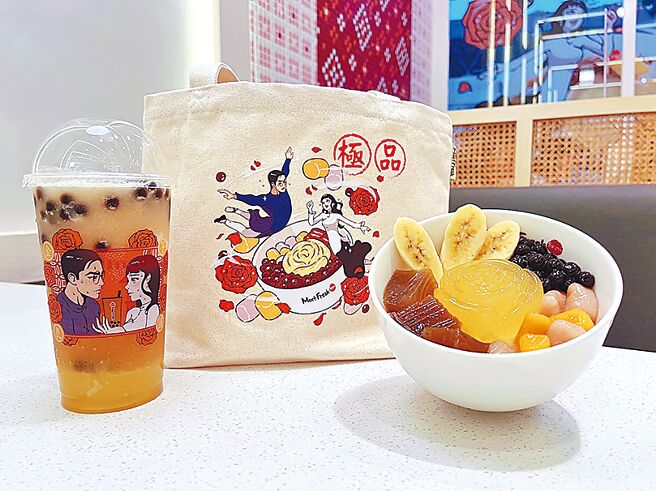 连锁甜品店鲜芋仙「花样吃冰节」开跑，将香蕉清冰加入芋圆、珍珠、黑糖粉粿等化身成新款冰饮品「花心蕉蕉冰」、「纯爱蕉蕉饮」（见图）。（鲜芋仙提供）