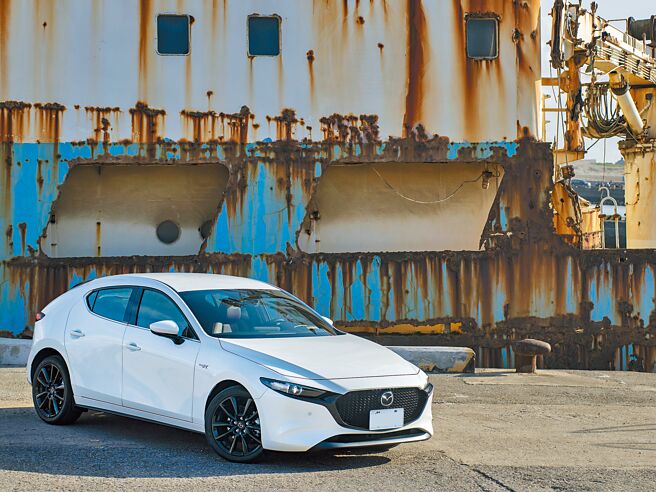 MAZDA3 e-SKYACTIV X Edition擁有獨特風采，內、外都有可清楚識別其限量身分的設計元素，售價122.8萬元。（陳大任攝）