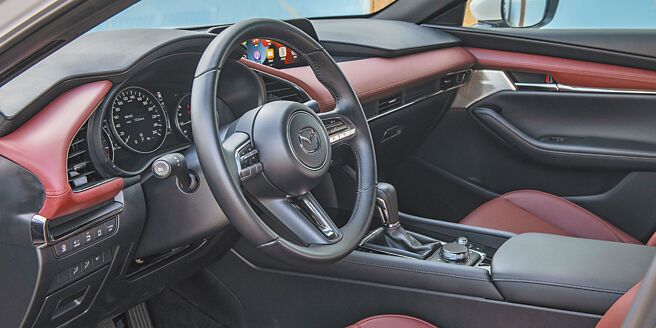 專屬酒韻紅內裝，儀表控台為人機智慧資訊整合系統。（陳大任攝）