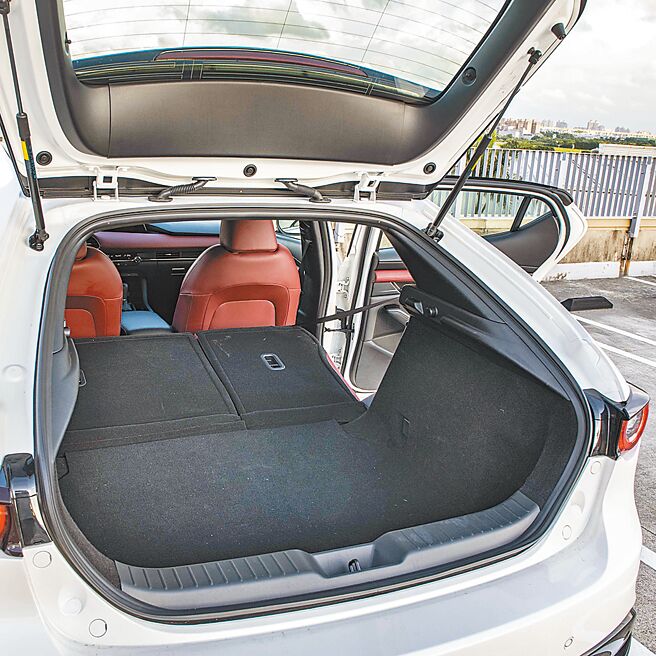 後座前傾後可擴增載物容量。（陳大任攝）