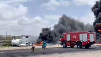 索馬利亞首都驚傳客機迫降翻覆 機上30多人全生還